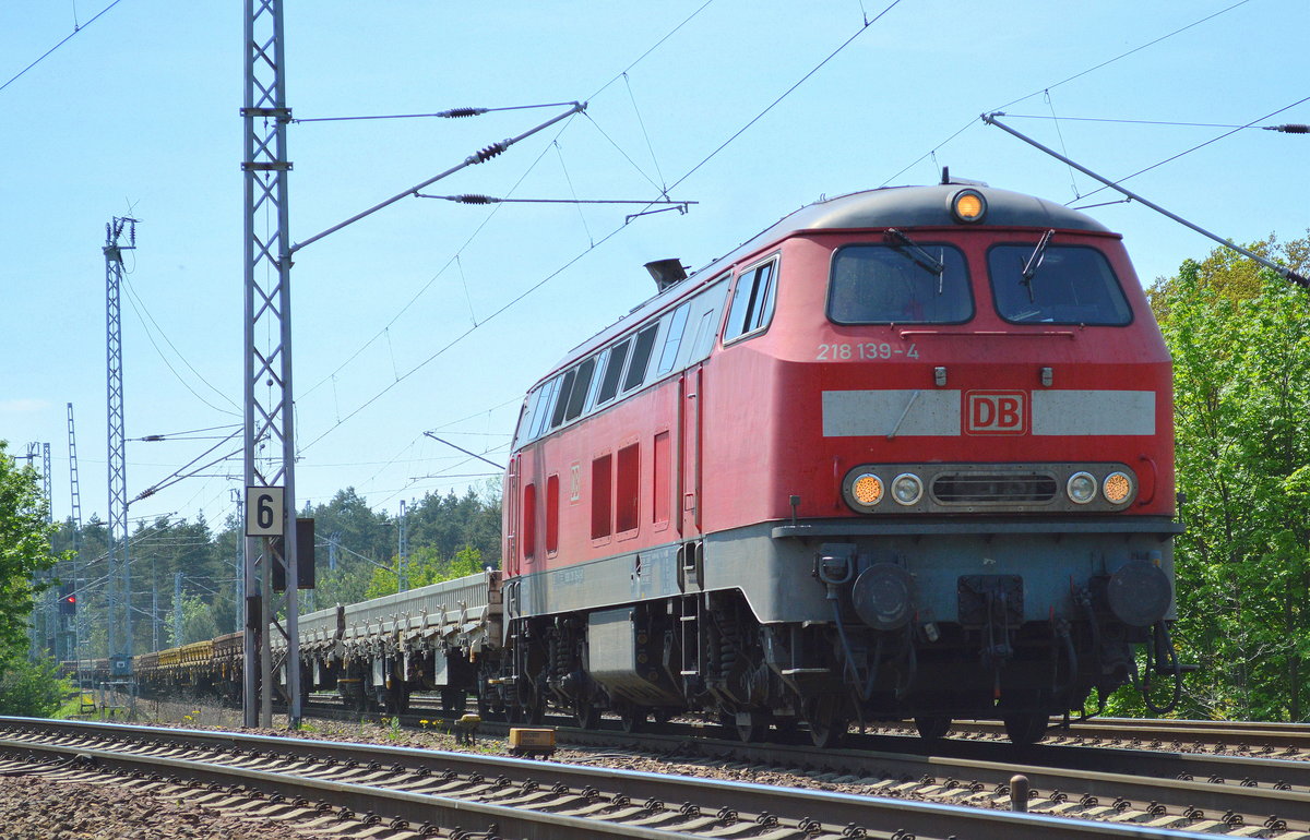 DB Fahrwegdienste mit 218 139-4 und einem Ganzzug Drehgestell-Flachwagen am 17.05.17 Berlin-Wuhlheide.