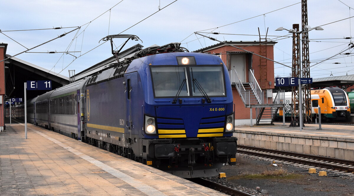 DB Fernverkehr AG [D] mit der geleasten BRCE Dispo Vectron  X4 E - 800  [NVR-Nummer: 91 80 7193 800-8 D-DISPO u. dem] EC 247 (BERLIN-WARSZAWA-EXPRESS) Richtung Warschau am 24.02.25 Abfahrt Frankfurt (Oder).
