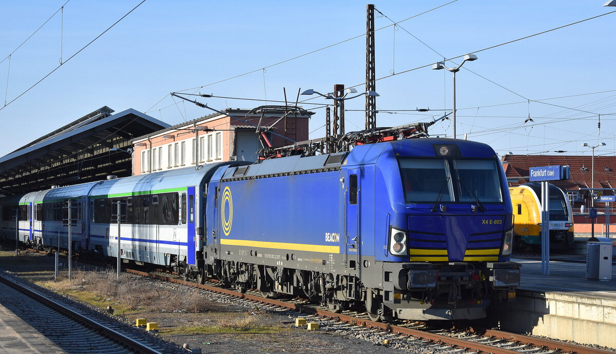 DB Fernverkehr AG [D] mit der geleasten BRECE Dispo Vectron  X4 E - 803  [NVR-Nummer: 91 80 7193 803-2 D-DISPO] mit dem EC 247  BERLIN-WARSZAWA-EXPRESS  am 04.03.25 Abfahrt Bahnhof Frankfurt (Oder) Richtung Europabrücke.