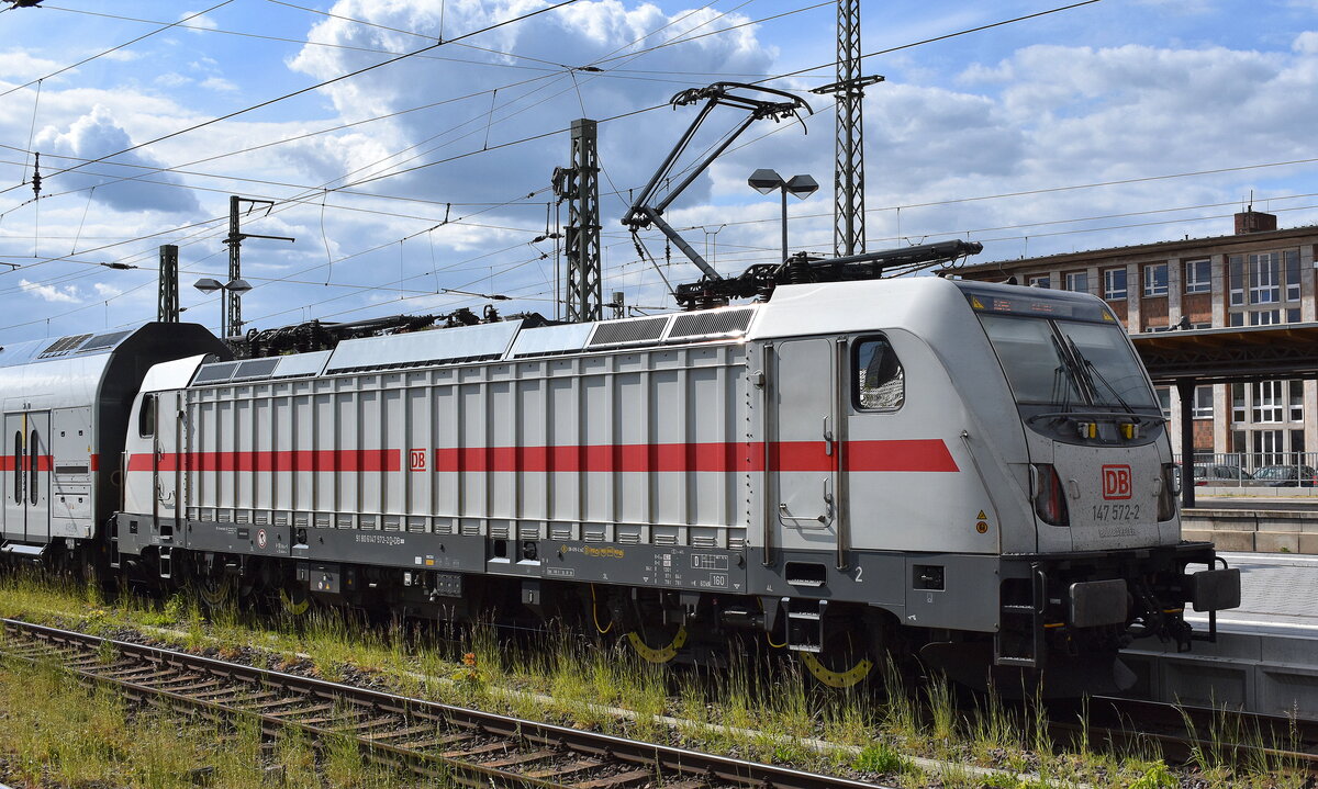DB Fernverkehr AG [D] mit ihrer  147 572-2  [NVR-Nummer: 91 80 6147 572-2 D-DB] als Schublok eines Steuerwagen-IC Richtung Köln am 08.05.25 Durchfahrt Bahnhof Stendal Hbf.