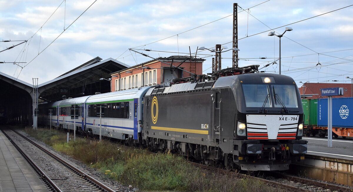DB Fernverkehr AG [D] mit der geleasten BRCE Vectron  X4 E - 794  [NVR-Nummer: 91 80 6193 794-5 D-DISPO] und dem EC 231 nach Gdynia Glowna (reichlich verspätet) am 15.10.25 Abfahrt Bahnhof Frankfurt/Oder.