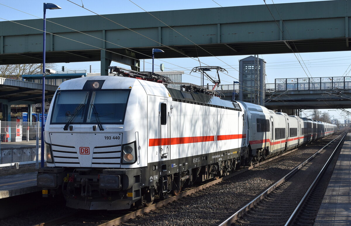 DB Fernverkehr AG, Frankfurt (Main) [D] mit der geleasten  193 440  [NVR-Nummer: 91 80 6193 440-5 D-ELOC] und dem recht neuen ICE L zur Bereitstellung am 28.02.26 Durchfahrt Bahnhof Berlin-Hohenschönhausen.