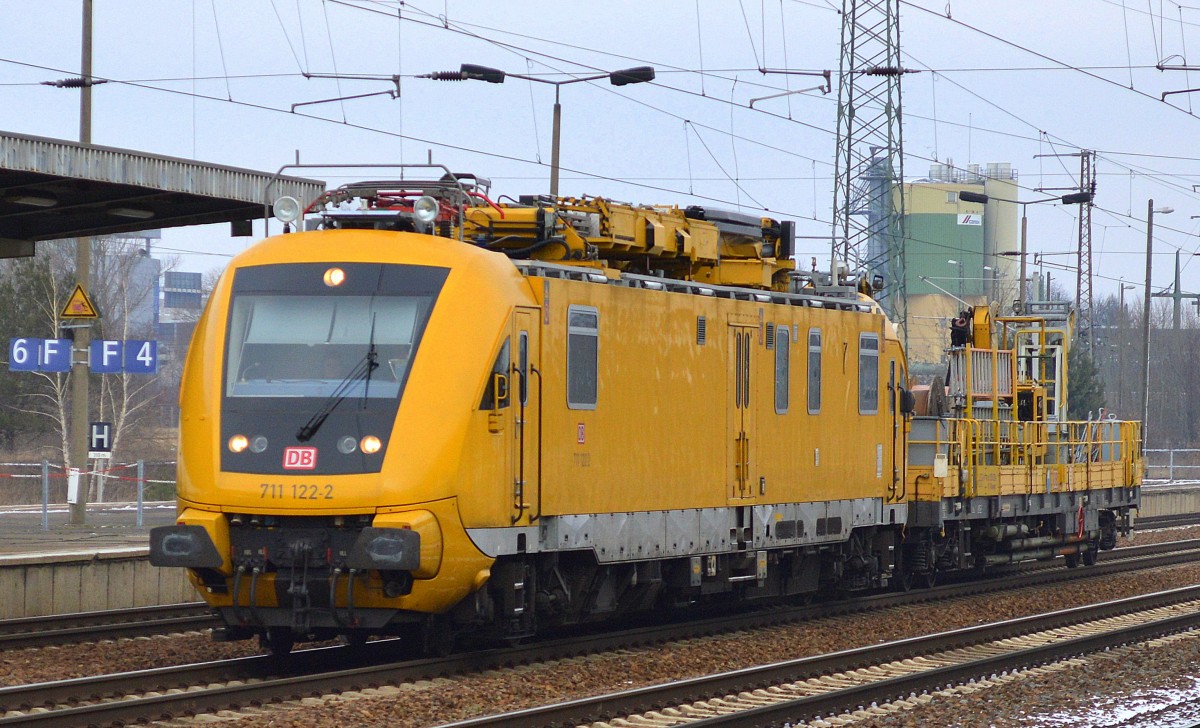 DB HIOB 711 122-2 eilt mit einem Bahndienstanhänger zu einem Oberleitungsschaden der irgendwo zwischen Berlin und Zossen zu Umleitungen im Regionalverkehr am 06.02.15 geführt hatte, Durchfahrt Bhf. Flughafen Berlin-Schönefeld.