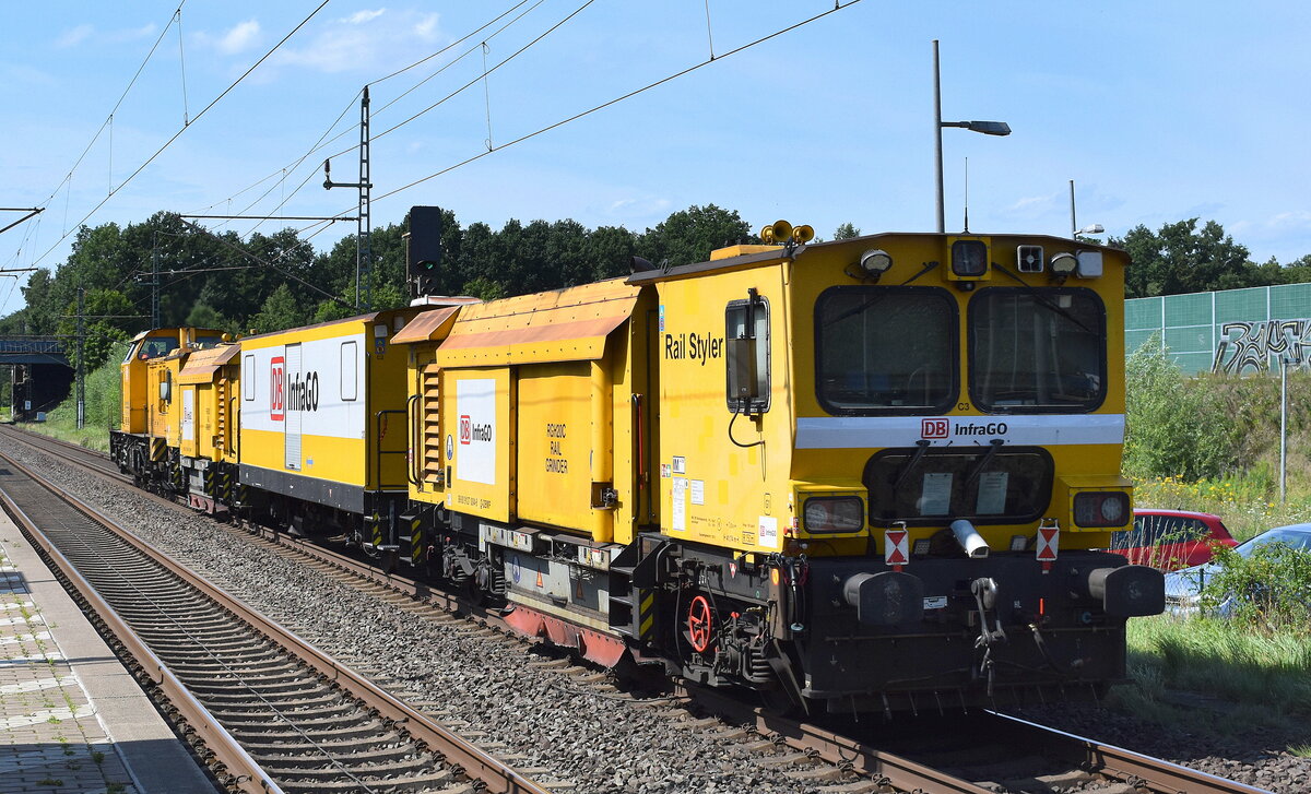 DB InfragGO Schienenschleifzug Typ RGH 20C Rail Grinder vom Hersteller HTT (Harsco Track Technologies) mit der Nr.  99 80 9127 004-6 D-DBMP  am Haken von  203 308-2  am 07.08.25 Durchfahrt S-Bahnhof Dedensen/​Gümmer.