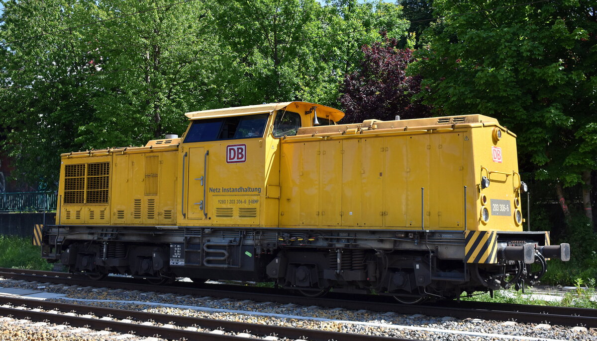 DB InfraGO AG, Frankfurt (Main), Fahrzeugnutzer DB Netz Instandhaltung mit ihrer „203 306-6“ [NVR-Nummer: 92 80 1203 306-6 D-DBMP] am 20.05.25 Höhe Bahnhof Hamburg-Harburg.