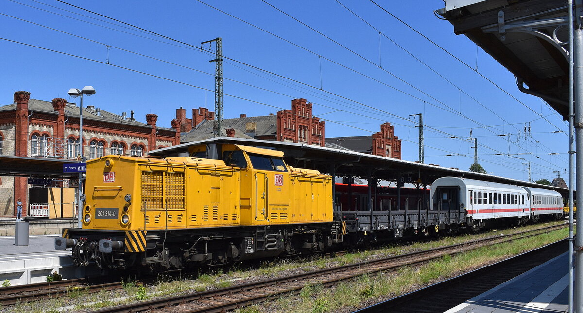 DB InfraGO AG, Frankfurt (Main) mit ihrer  203 314-0  [NVR-Nummer: 92 80 1203 314-0 D-DBMP] überführt zwei DB Fernverkehr IC- Steuerwagen, es handelte sich um (D-DB 51 80 80-95 016-6 Bimmdzf 297.0 + D-DB 51 80 80-95 003-4 Bimmdzf 297.0) mit Schutzwagen bei der Durchfahrt Bahnhof Stendal Hbf. am 20.06.25