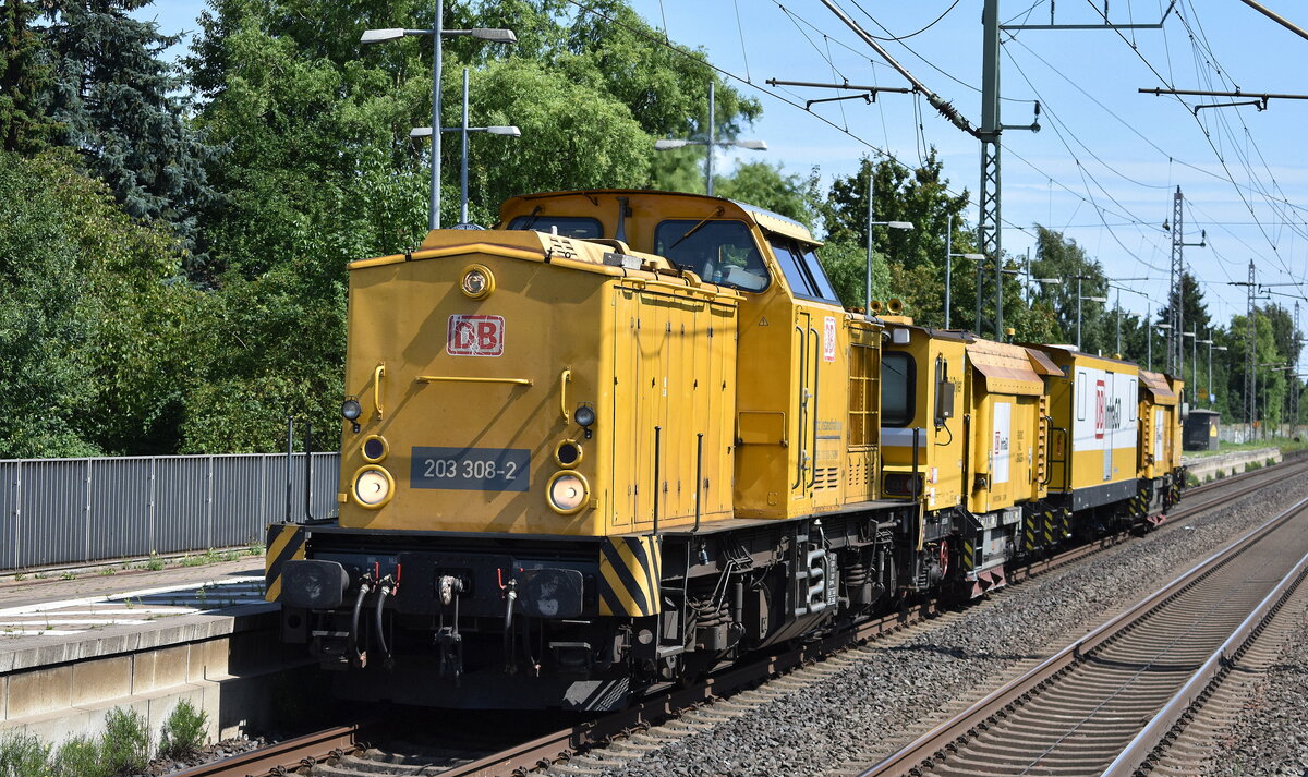 DB InfraGO AG, Frankfurt (Main), Fahrzeugnutzer DB Netz Instandhaltung mit ihrer „203 308-2“ [NVR-Nummer: 92 80 1203 308-2 D-DBMP] und dem DB InfragGO Schienenschleifzug Typ RGH 20C Rail Grinder vom Hersteller HTT (Harsco Track Technologies) am 07.08.25 Durchfahrt S-Bahnhof Dedensen/​Gümmer.