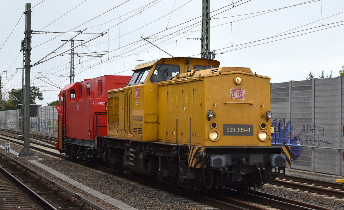 DB InfraGO AG, Frankfurt (Main)/DB Netz Instandhaltung mit ihrer  203 305-8  [NVR-Nummer: 92 80 1203 305-8 D-DBMP] und dem Schneepflug  755007  am Haken am 22.09.25 Höhe Bahnhof Berlin Karow.