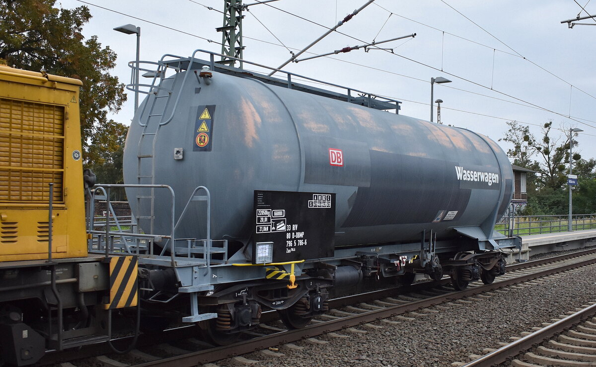 DB InfraGO AG, Frankfurt (Main)/DB Instandsetzung/Maschinenpool mit firmeneigenen Kesselwagen (Wasserwagen) mit der Nr. 33 RIV 80 D-DBMP 796 5 786-6 Zas 784.6 am Haken von  203 305-8  am 01.10.25 Durchfahrt Bahnhof Roßlau (Elbe).