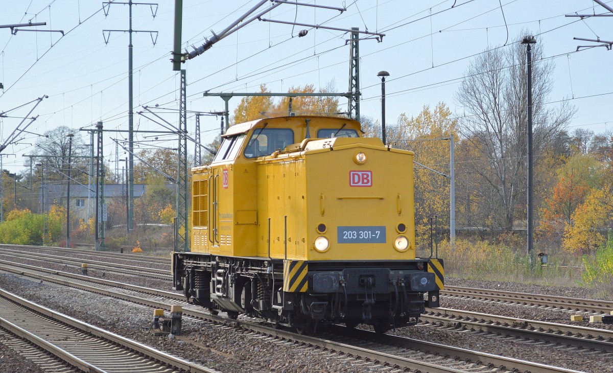 DB Netz 203 301-7 am 03.11.14 Durchfahrt Bhf. Flughafen berlin-Schönefeld.