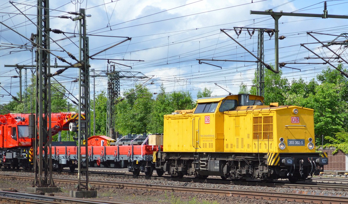 DB Netz 203 302-5 mit dem Neuen MULTI TASKER 1200 auf dem Weg zum DB Werk Fulda am 23.05.14 Durchfahrt Bhf. Fulda.