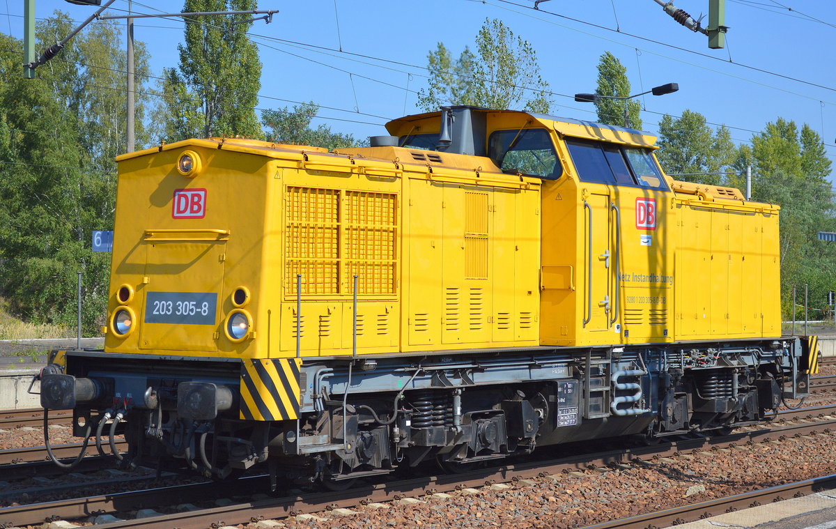 DB Netz 203 305-8 beim Kurzhalt im Bf. Flughafen Berlin-Schönefeld.