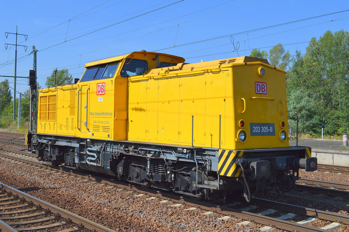DB Netz 203 305-8 beim Kurzhalt im Bf. Flughafen Berlin-Schönefeld.