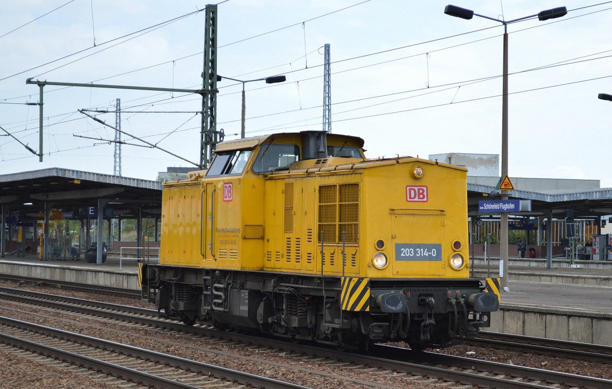 DB Netz Instandhaltung 203 314-0 bei der Durchfahrt Bhf. Flughafen Berlin-Schönefeld.