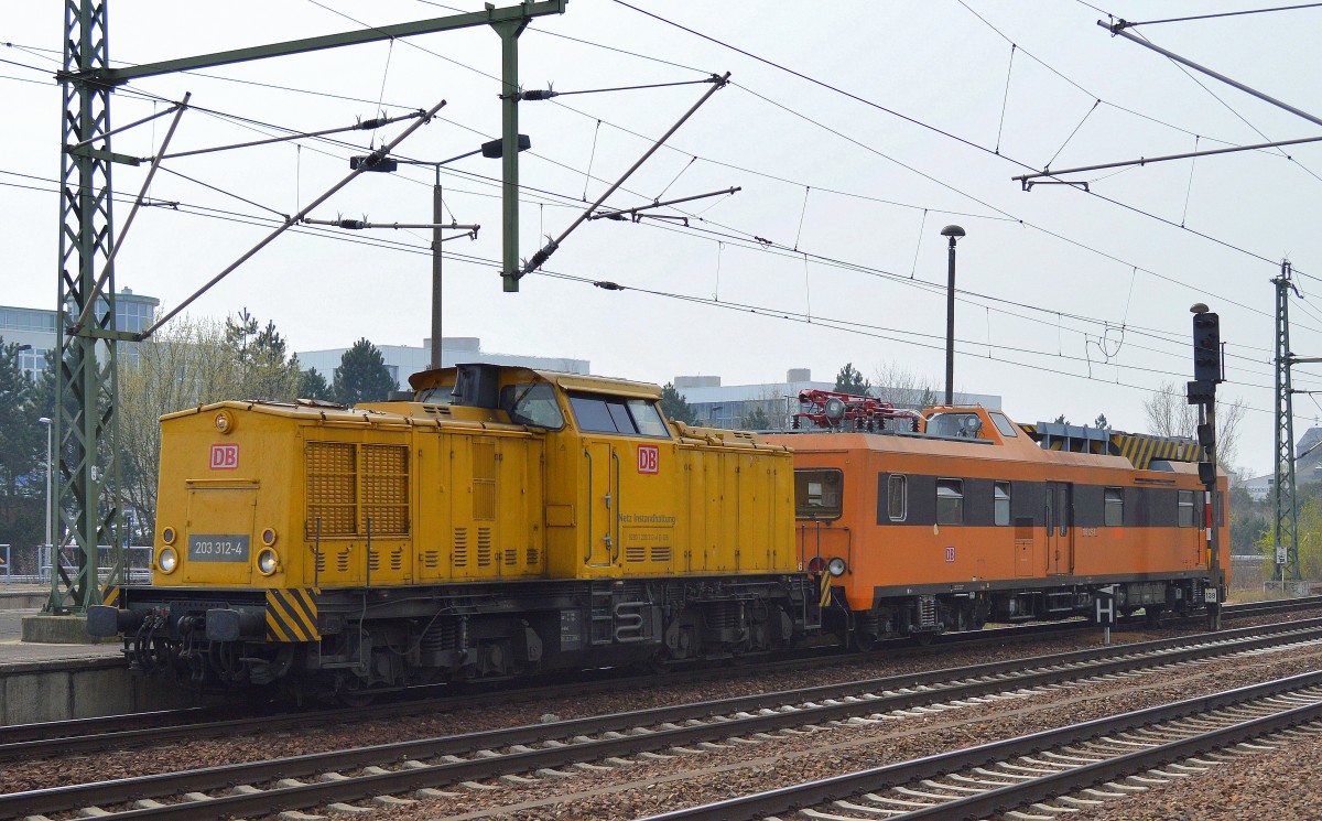DB Netz Instandhaltung mit 203 312-4 mit ORT 708 325-6 am Haken bei der Durchfahrt Bhf. Flughafen Berlin-Schönfeld, 01.04.14