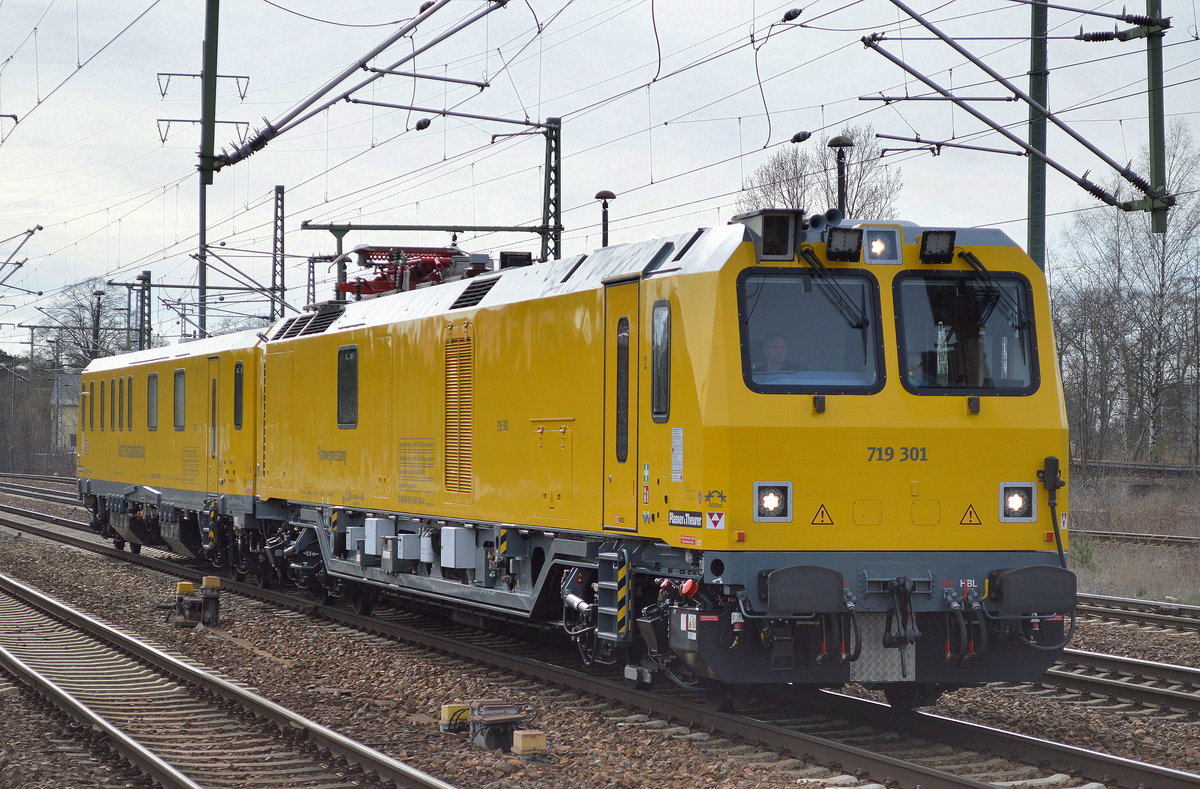 DB Netz Instandhaltung mit 719 301/720 301 Fahrwegmesszug fuhr kurz im Bf. Flughafen Berlin-Schönefeld ein um einige Mitarbeiter aussteigen zu lassen, 22.03.17