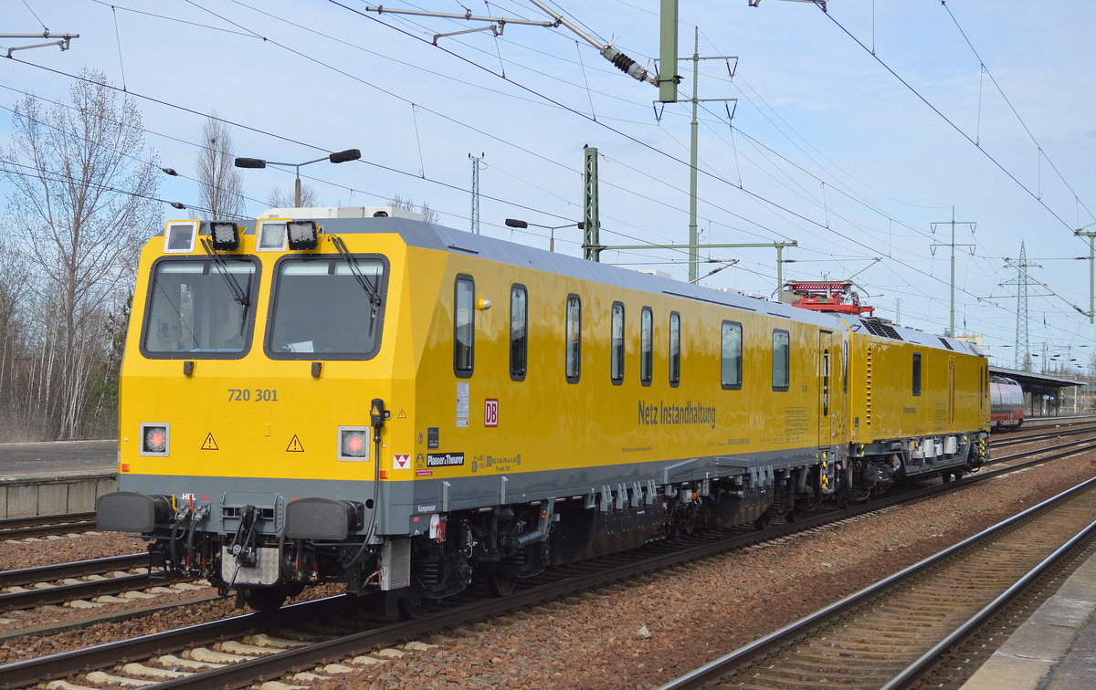 DB Netz Instandhaltung mit 719 301/720 301 Fahrwegmesszug fuhr kurz im Bf. Flughafen Berlin-Schönefeld ein um einige Mitarbeiter aussteigen zu lassen, 22.03.17