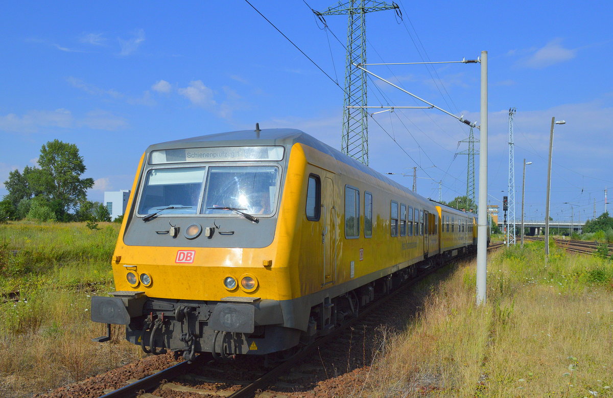 DB NETZ Instandhaltung mit dem Schienenprüfzug 1 angeschoben von 218 392-9 am 09.07.16 bei der Durchfahrt Bf. Flughafen Berlin-Schönefeld außen am Bahnsteig 