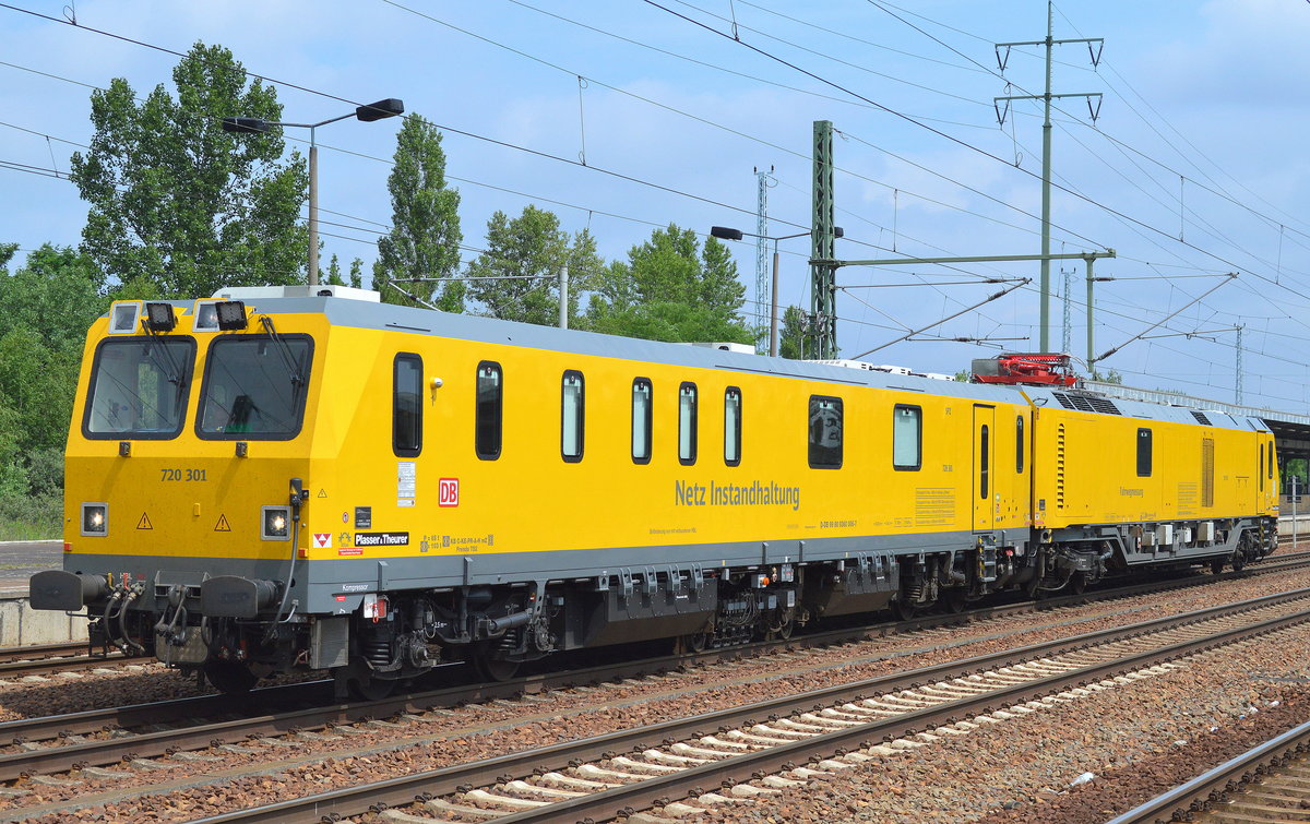 DB Netz Instandhaltung mit dem Fahrwegmesszug 720 301 (D-DB 99 80 9360 006-7) am 14.06.16 beim Kurzhalt im Bf. Flughafen Berlin-Schönefeld. 