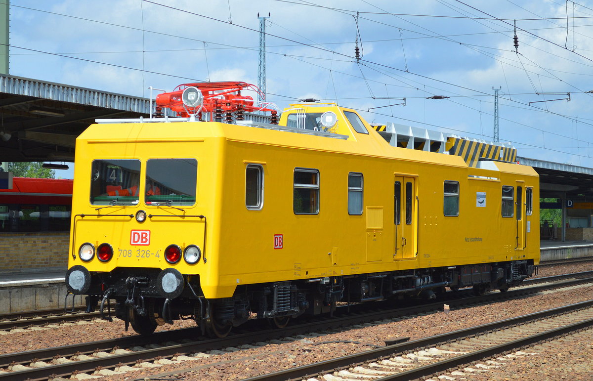 DB Netz Instandhaltung mit dem ORT 708 326-4, anscheinend frisch lackiert und überholt, das Fahrzeug habe ich jedenfalls anders in Erinnerung am 14.06.16 Bf. Flughafen Berlin-Schönefeld.