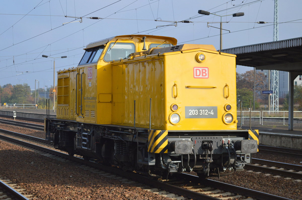 DB Netz Instandhaltung mit ihrer 203 312-4 am 11.11.16 Durchfahrt Bf. Flughafen Berlin-Schönefeld.