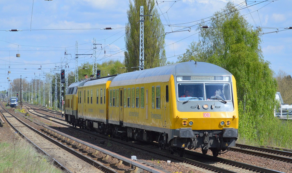 DB Netz Instandhaltung mit Schienenprüfzug 1 geschoben von 218 392-9, vornedran der Steuerwagen Fahrwegmessung (9980-9360 003-4) am 29.04.15 Berlin-Karow. 