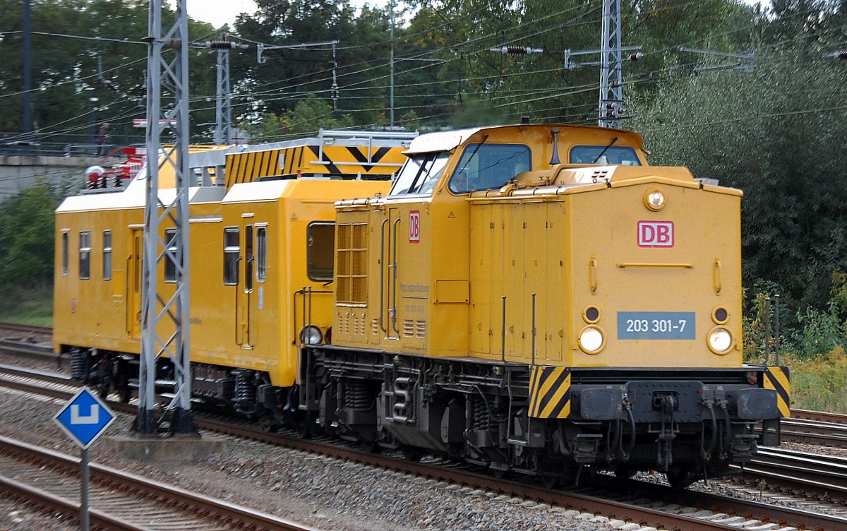 DB Netz mit 203 301-7 und ORT 708 324-9 am Haken am 01.10.13 Berlin-Springpfuhl.