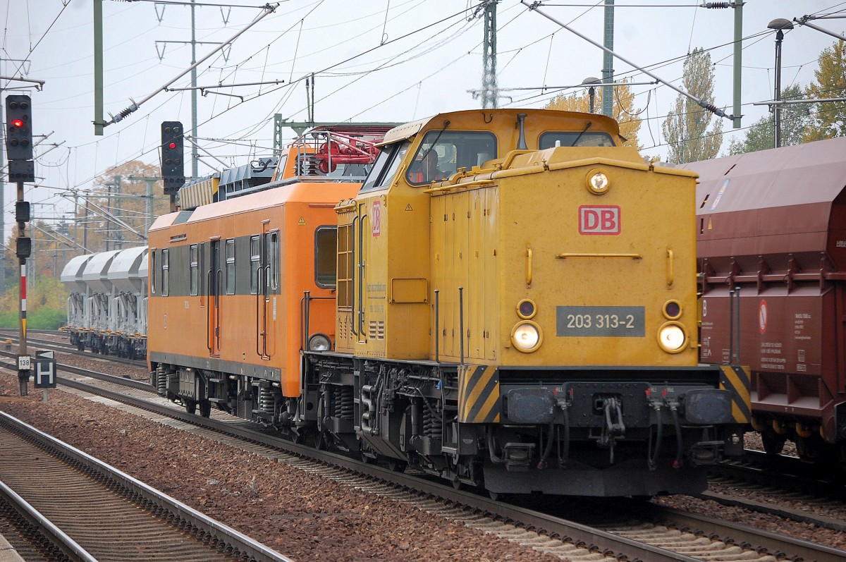 DB Netz mit 203 313-2 und ORT 708 330-6 am Haken bei der Durchfahrt im Bhf. Flughafen Berlin-Sch�nefeld, 09.10.13