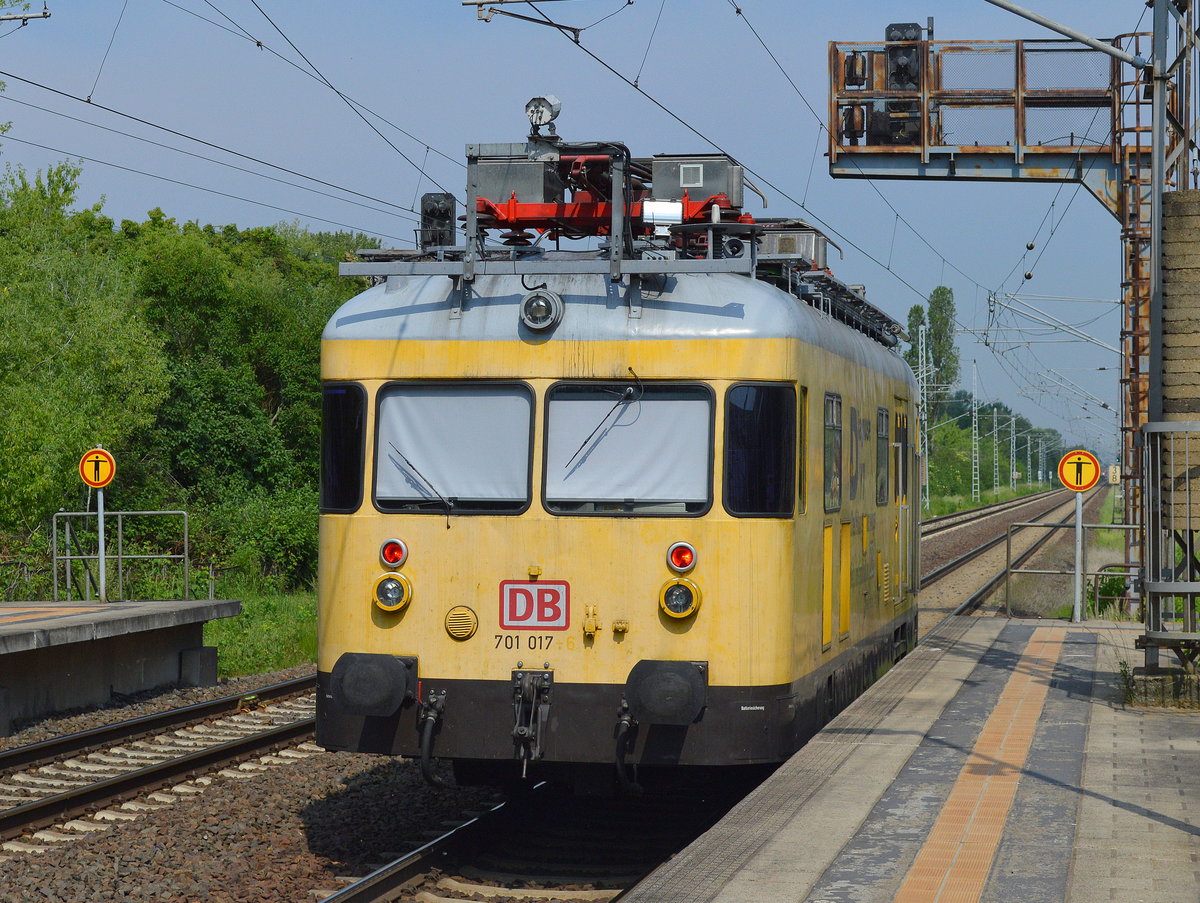 DB Netz mit dem Diagnose VT 701 017 am 30.05.17 Durchfahrt Bf. Berlin-Hohenschönhausen.