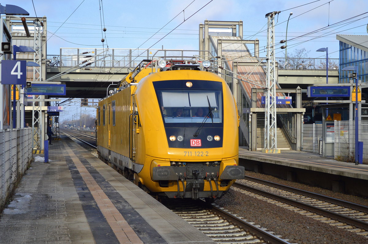DB Netz mit dem HIOB 711 122-2 am 26.01.17 Durchfahrt Bf. Berlin-Hohenschönhausen.