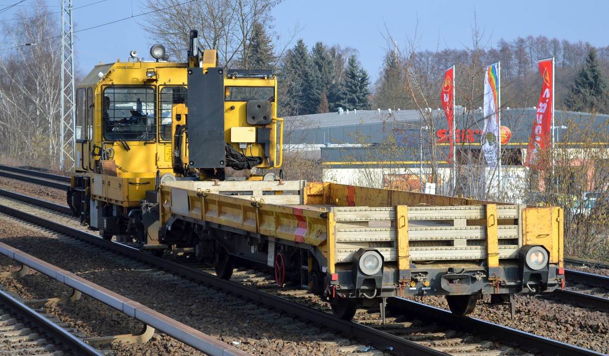 DB Netz mit GAF 100 R + Flachwagen voraus am 20.02.15 Berlin-Karow.