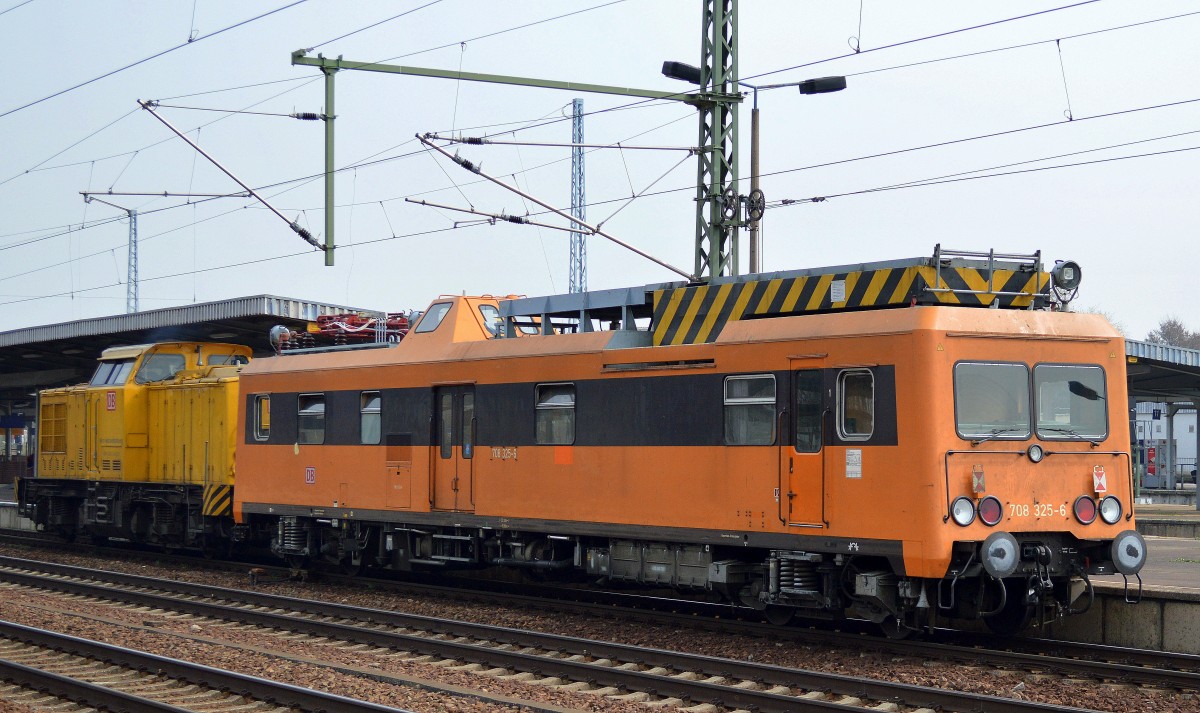 DB ORT 708 325-6 am Haken von DB Netz Instandhaltung 203 312-4 am 01.04.14 Durchfahrt Bhf. Flughafen Berlin-Schönefeld.