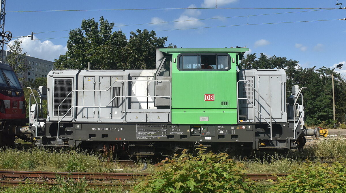 DB Regio AG mit ihrer Vossloh G6 (NVR:  98 80 0650 301-1 D-DB ) rangiert einen Regionalzug mit  147 013  + Doppelstockzug im Gleisvorfeld Bahnhof Berlin Lichtenberg.