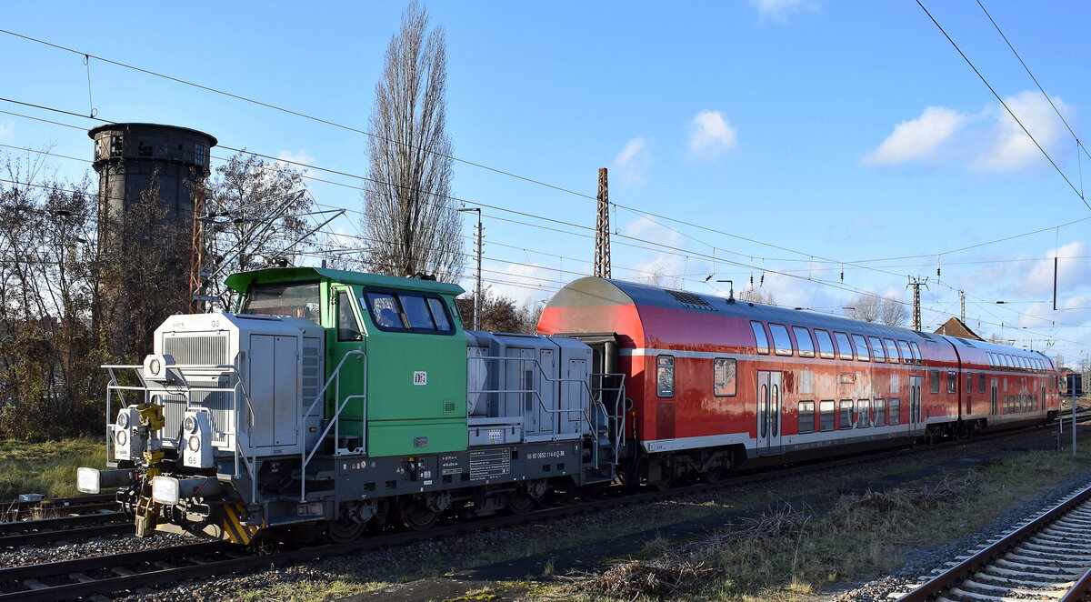 DB Regio AG mit ihrer vossloh G 6 Lok (NVR:  98 80 0650 114-8 D-DB ) bei der Überführungsfahrt von einem DB Regio Doppelstockwagen + Steuerwagen Richtung Eisenhüttenstadt/Cottbus? am 01.12.25 Höhe Bahnhof Frankfurt/Oder.