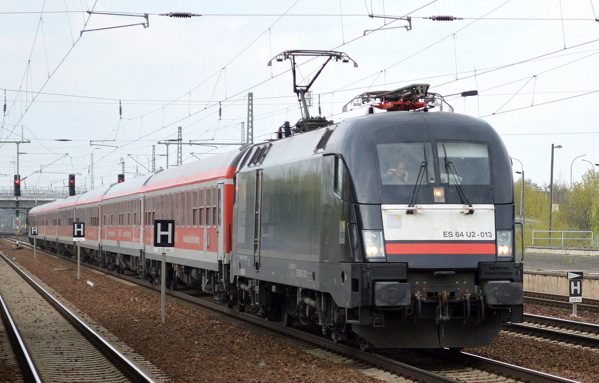 DB Regio mit dem MRCE Taurus 182 513-2/ES 64 U2-013 und der IRE Wagengarnitur Berlin-Hamburg bei der Durchfahrt BF. Flughafen Berlin-Schönefeld am 21.04.17. Viele Grüße an den Tf. !!!