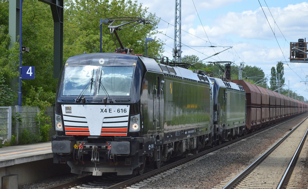 DB Schenker Erzzug mit X4 E - 616 + X4 E - 610 am 07.07.16 Durchfahrt Bf. Berlin-Hohenschönhausen.