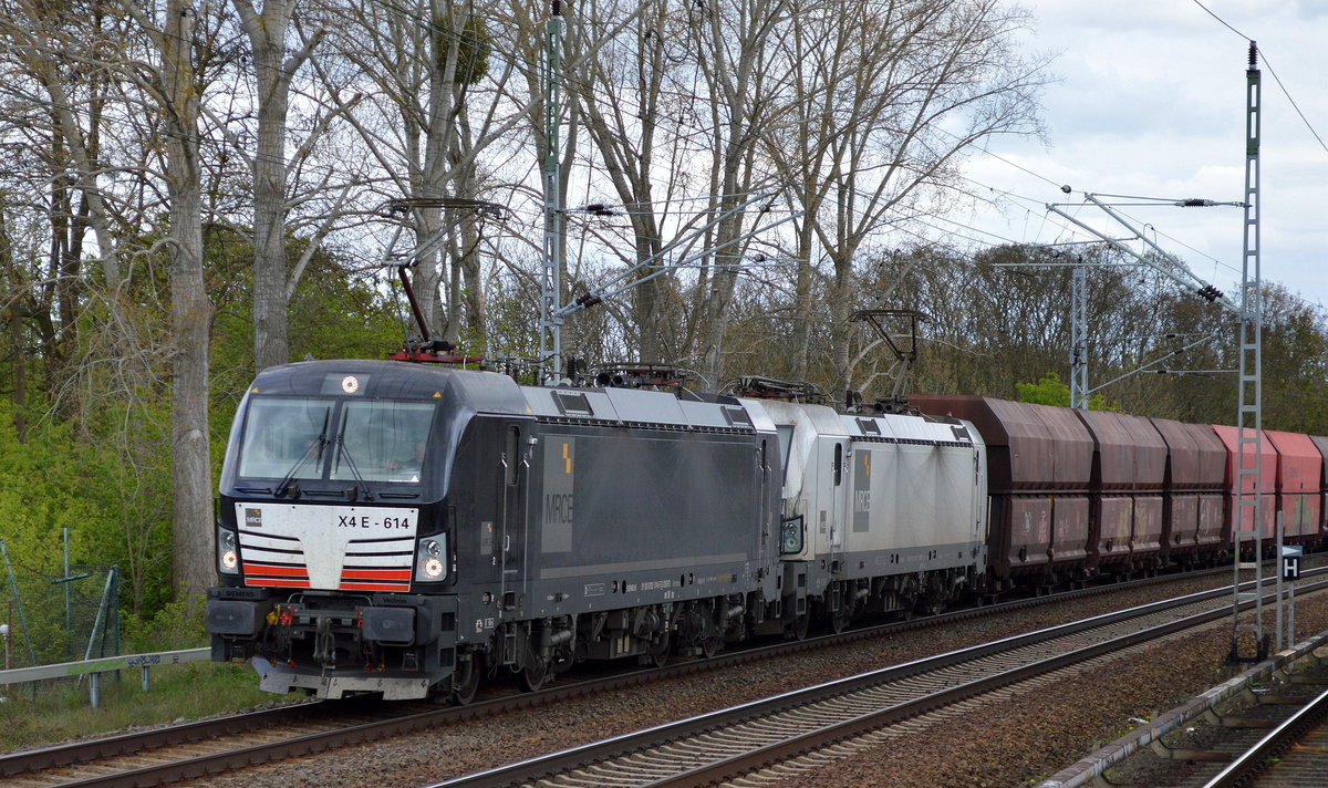 DB Schenker mit dem Vectron Doppelgespann X4 E - 614 + X4 E - 608 und Erzzug (leer) am 04.05.16 Mönchmühle bei Berlin.