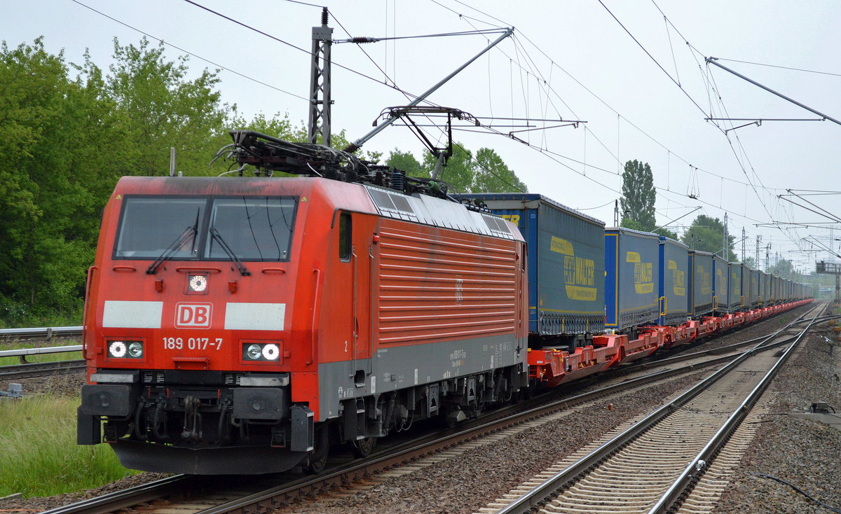 DB Schenker Rail mit 189 017-7 mit einem Ganzzug ihrer neuesten Taschenwagen-Gelenkwagen Generation vom Typ Sdggmrs 738.1 (Ladegut LKW-WALTER Trailer) und siehe da wie auch bei den modernen Ganzzügen Schüttgutwagen einiger privater EVU stellt sich auch hier sofort das leise Rauschen als Geräusch der Durchfahrt ein. Würde man die Güterwagen in Europa endlich mal in einem größeren Rahmen modernisieren und die riesige Anzahl völlig überalterter Güterwagen aller Gattungen verschrotten könnte man sich die hässlichen und die Landschaft verschandelnde Lärmschutzwände möglicherweise sparen, 26.05.16 Berlin Hohenschönhausen.