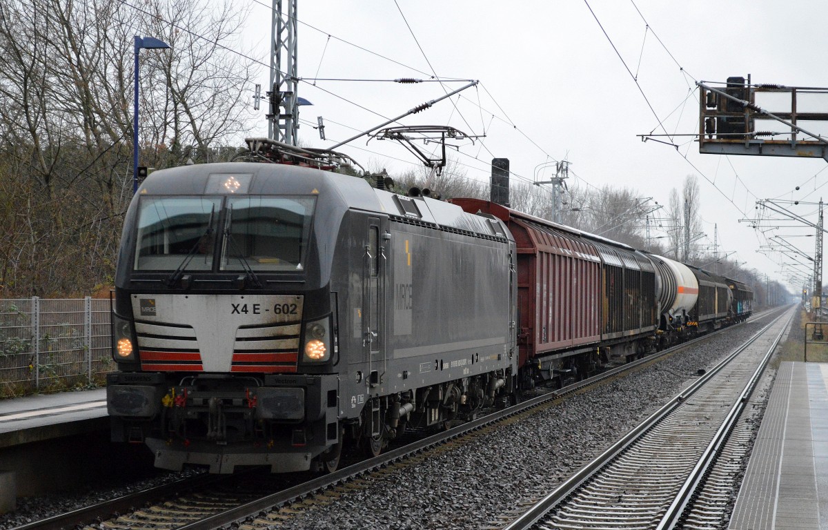 DB Schenker Rail mit MRCE Dispolok X4 E - 602 und einem kurzen gemischten Güterzug am 18.12.15 Berlin-Hohenschönhausen.