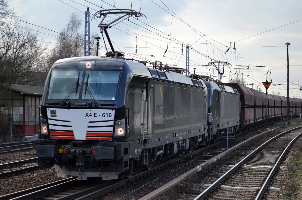 DB Schenker Rail mit der Vectron Doppeltraktion X4 E - 616 + X4 E - 614 mit Erzzug Richtung Eisenhüttenstadt, 07.03.16 Berlin-Hirschgarten.