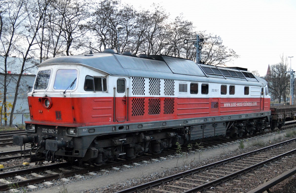 DB Schenker Rail Polska mit 232 092-7 und einem leeren Güterzug Drehgestell-Flachwagen am 04.12.15 Gbf. Berlin-Neukölln.