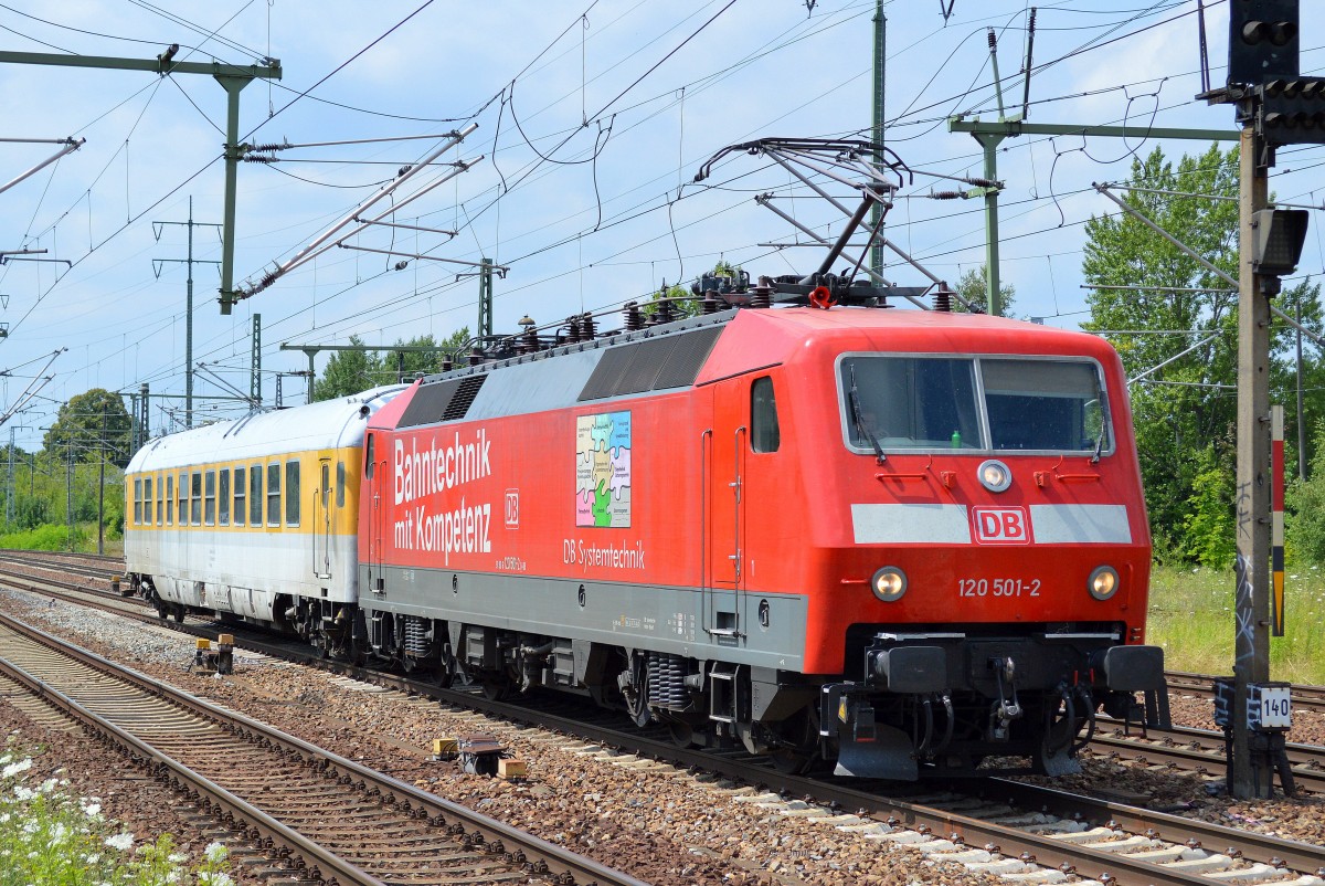 DB Systemtechnik 120 501-2 mit Dienstwagen am Haken am 15.07.14 Bhf. Flughafen Berlin-Schönefeld.