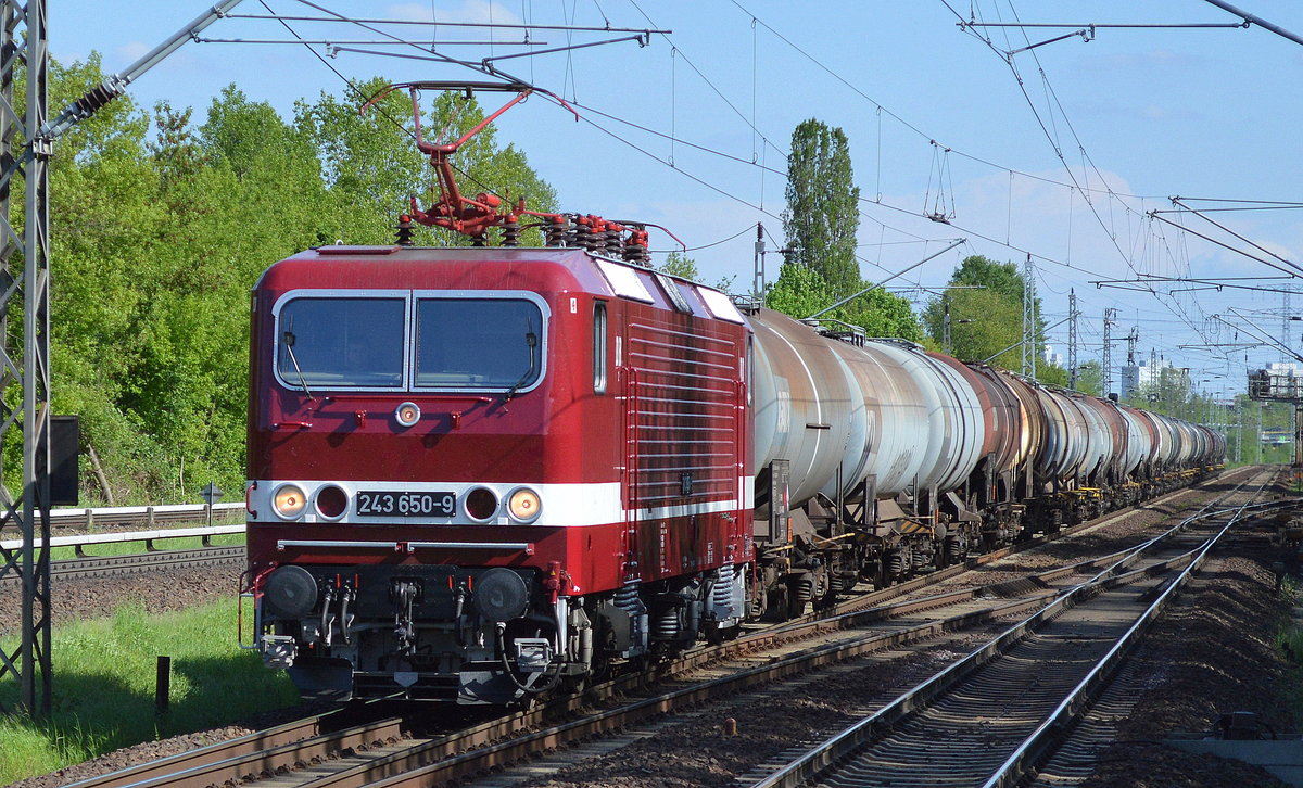 DeltaRail 243 650-9 (143 650-0) mit Kesselwagenzug (leer) Richtung Stendell am 15.05.17 Berlin-Hohenschönhausen.
