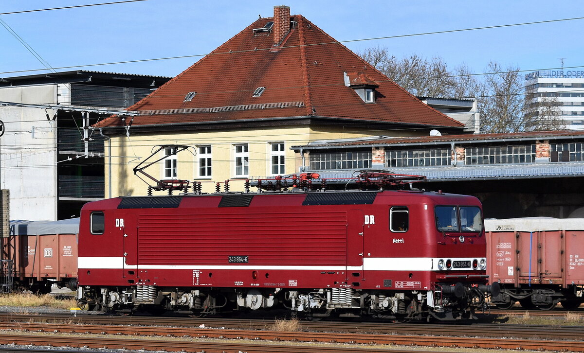 DeltaRail GmbH, Frankfurt (Oder) fährt mit ihrer  243 864-6  (NVR:  91 80 6143 864-7 D-DELTA ) zur Bereitstellung eines Kesselwagenzuges zur Europabrücke am 24.02.25 Höhe Bahnhof Frankfurt (Oder).