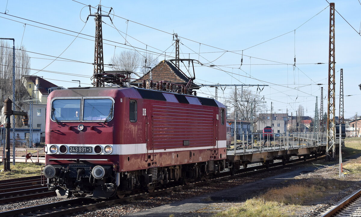 DeltaRail GmbH, Frankfurt (Oder) mit ihrer  243 931-9  (NVR:  91 80 6143 931-4 D-DELTA ) kommt mit einem Nutzfahrzeug-Transportzug (leer) Höhe Bahnhof Frankfurt (Oder) an u. wird abgespannt. 