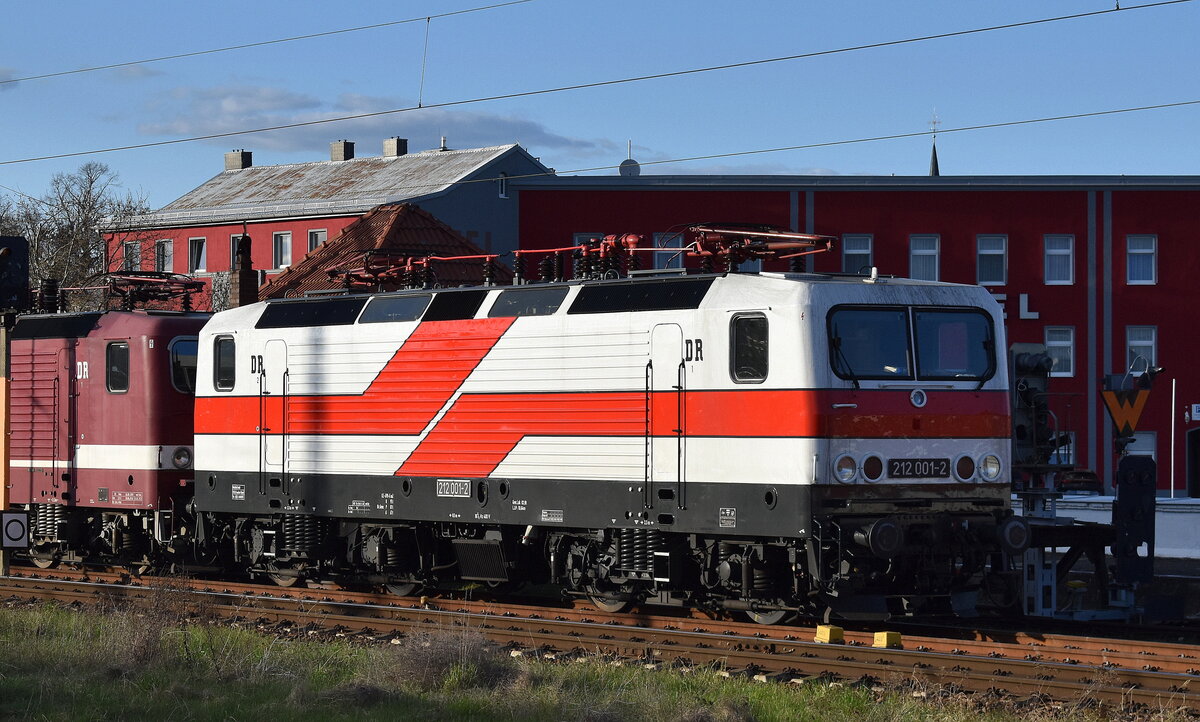 DeltaRail GmbH, Frankfurt (Oder) mit ihrer  212 001-2  (NVR:  91 80 6143 001-6 D-DELTA ) in der Delta Rail Abstellgruppe am 08.04.25 Höhe Bahnhof Frankfurt (Oder).