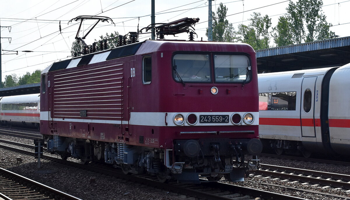 DeltaRail GmbH, Frankfurt (Oder) mit ihrer  243 559-2  (NVR:  91 80 6143 559-3 D-DELTA ) Richtung Frankfurt/Oder am 18.06.25 Höhe Bahnhof Schönefeld b. Berlin.