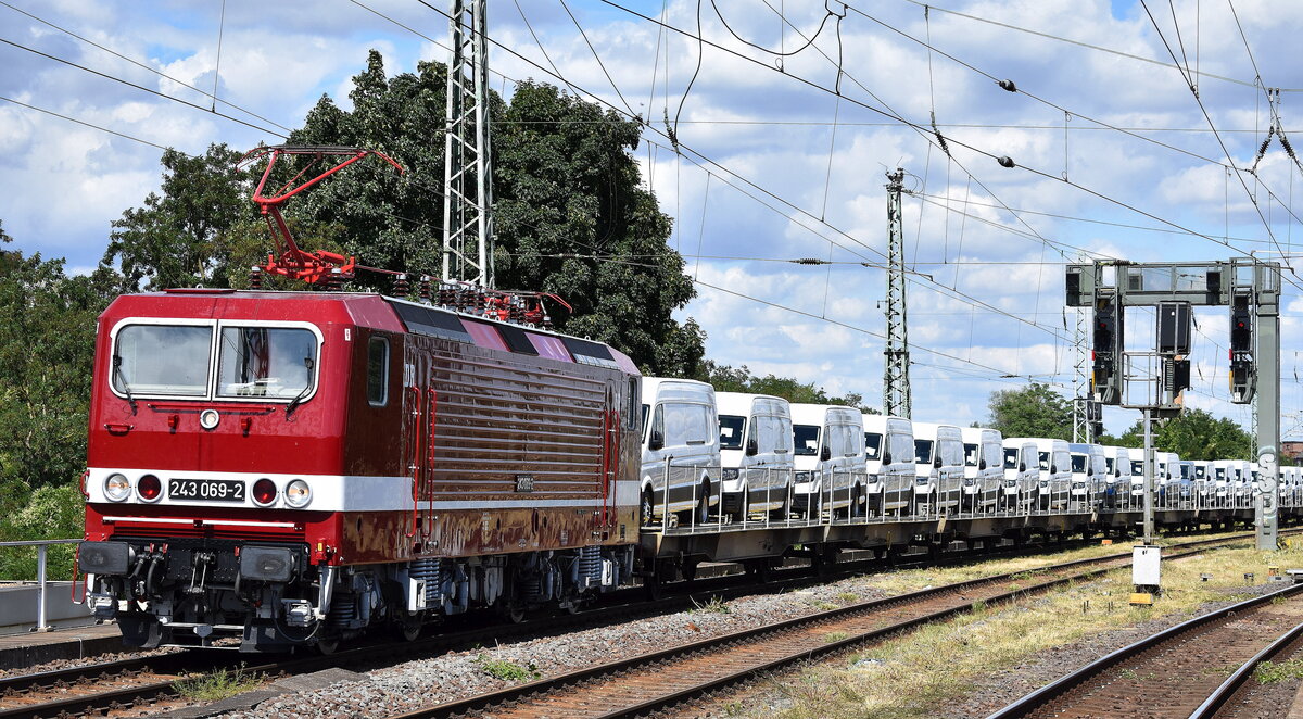 DeltaRail GmbH, Frankfurt (Oder) mit ihrer  243 069-2  (NVR:  91 80 6143 069-3 D-DELTA ) und einem Nutzfahrzeug-Transportzug (fabrikneue VW-Nutzfahrzeuge aus polnischer Produktion) am 10.07.25 Höhe Bahnhof Magdeburg-Neustadt.