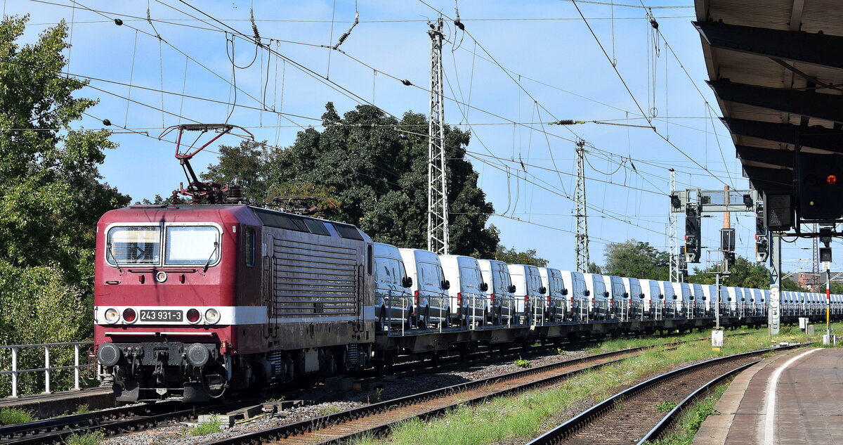 DeltaRail GmbH, Frankfurt (Oder) mit ihrer  243 931-3  (NVR:  91 80 6143 931-4 D-DELTA 9 und einem Nutzfahrzeug-Transportzug (fabrikneue VW Transporter aus polnischer Produktion) am 11.08.25 Höhe Bahnhof Magdeburg-Neustadt.