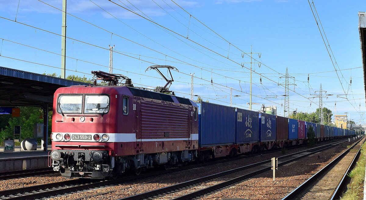 DeltaRail GmbH, Frankfurt (Oder) mit ihrer  243 559-2  (NVR:  91 80 6143 559-3 D-DELTA )  und einem Containerzug am 30.08.25 Höhe Bahnhof Schönefeld b. Berlin.